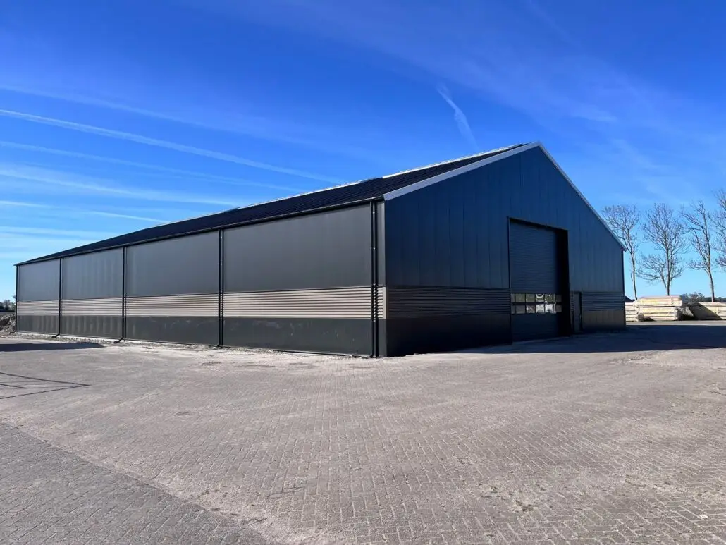 Beplating van bedrijfspand in Marrum