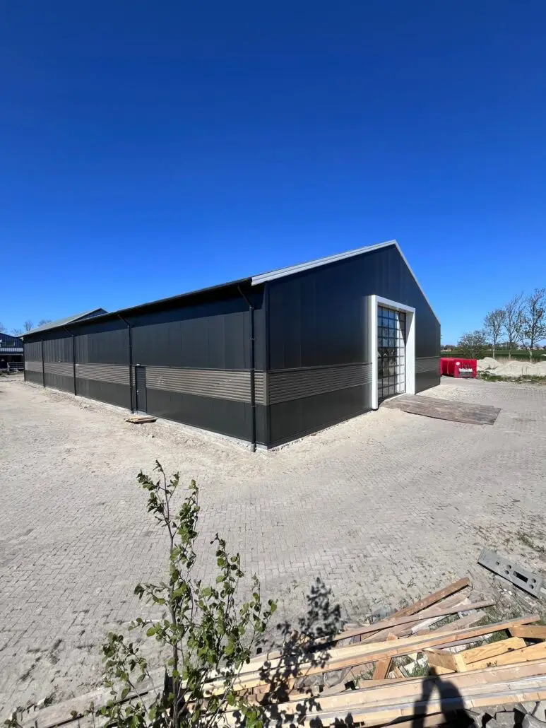 Beplating van bedrijfspand in Marrum